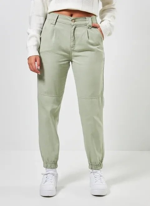 calça jogger em sarja verde seco calça jogger em sarja verde seco