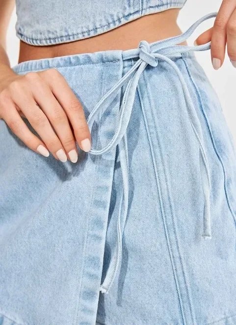 short saia assimétrico jeans claro short saia assimétrico jeans claro