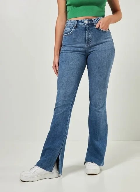calça jeans flare com elastano e fenda calça jeans flare com elastano e fenda