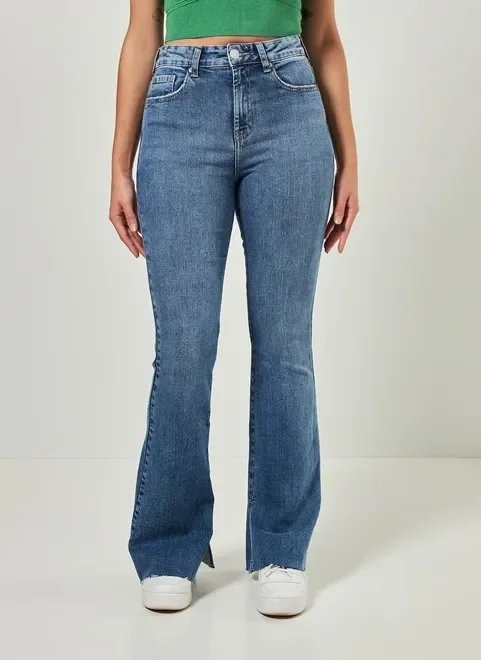 calça jeans flare com elastano e fenda calça jeans flare com elastano e fenda