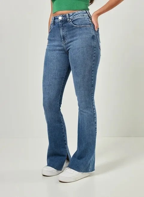 calça jeans flare com elastano e fenda calça jeans flare com elastano e fenda