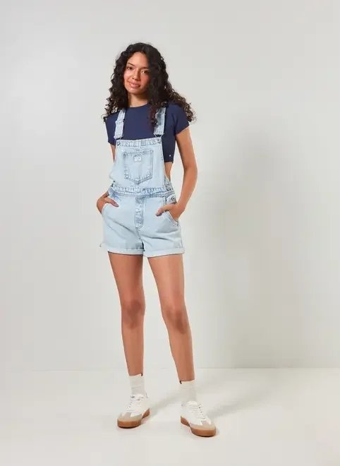 macacão curto em jeans claro macacão curto em jeans claro