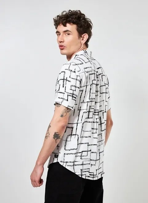 camisa off-white estampa geométrica preta camisa off-white estampa geométrica preta