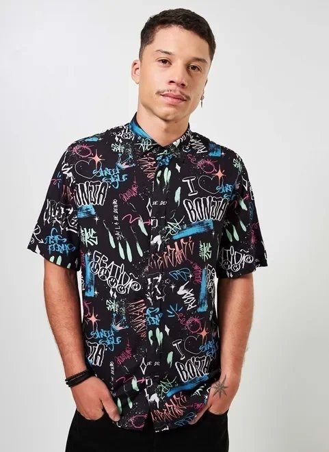 camisa estampada com grafites coloridos camisa estampada com grafites coloridos