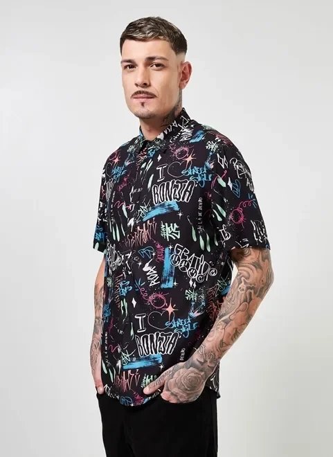 camisa estampada com grafites coloridos camisa estampada com grafites coloridos