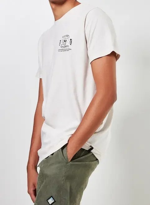 camiseta alongada caveiras nas costas camiseta alongada caveiras nas costas