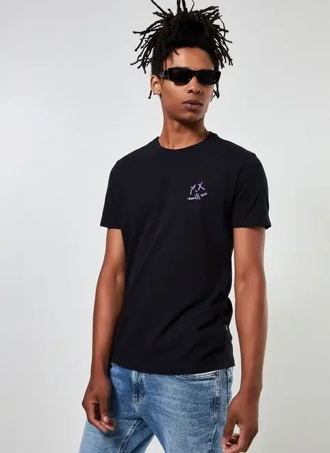 camiseta preta com grafite nas costas camiseta preta com grafite nas costas