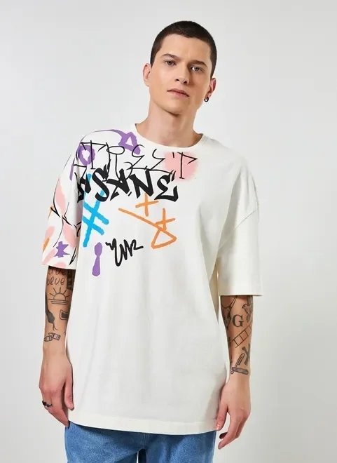camiseta oversized com grafites camiseta oversized com grafites