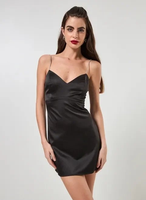 vestido cetim preto com alças brilhosas vestido cetim preto com alças brilhosas