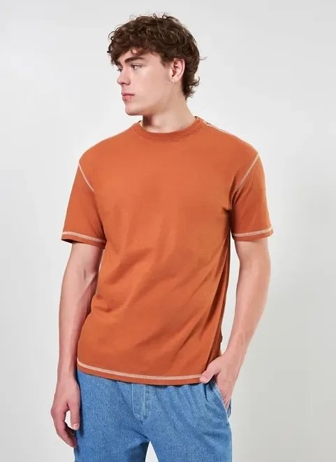 camiseta box com costuras contrastantes camiseta box com costuras contrastantes