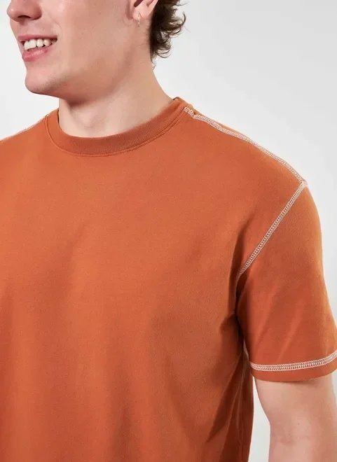 camiseta box com costuras contrastantes camiseta box com costuras contrastantes