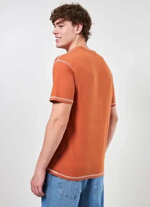 camiseta box com costuras contrastantes camiseta box com costuras contrastantes