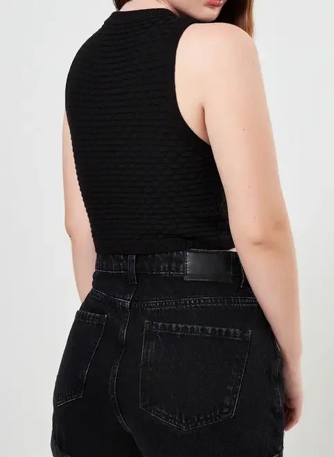 regata cropped em tricô texturizado regata cropped em tricô texturizado