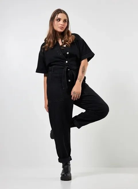 macacão manga curta em jeans preto macacão manga curta em jeans preto