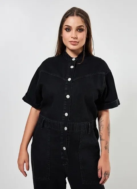 macacão manga curta em jeans preto macacão manga curta em jeans preto