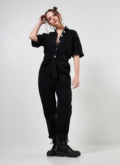 macacão manga curta em jeans preto macacão manga curta em jeans preto