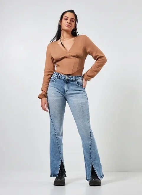calça jeans flare com fenda diferenciada calça jeans flare com fenda diferenciada