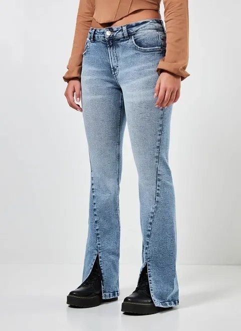 calça jeans flare com fenda diferenciada calça jeans flare com fenda diferenciada