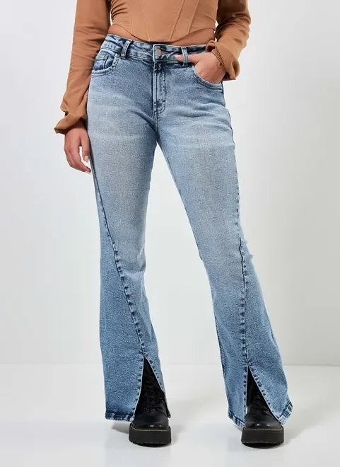 calça jeans flare com fenda diferenciada calça jeans flare com fenda diferenciada