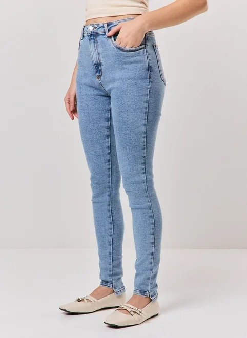 calça jeans skinny detalhe na barra calça jeans skinny detalhe na barra