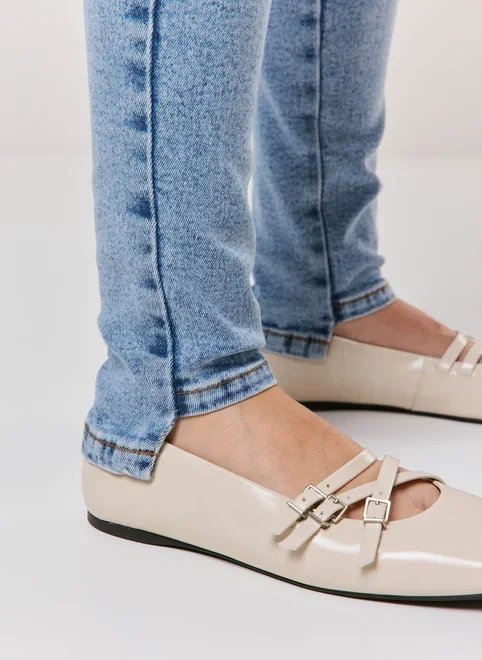 calça jeans skinny detalhe na barra calça jeans skinny detalhe na barra