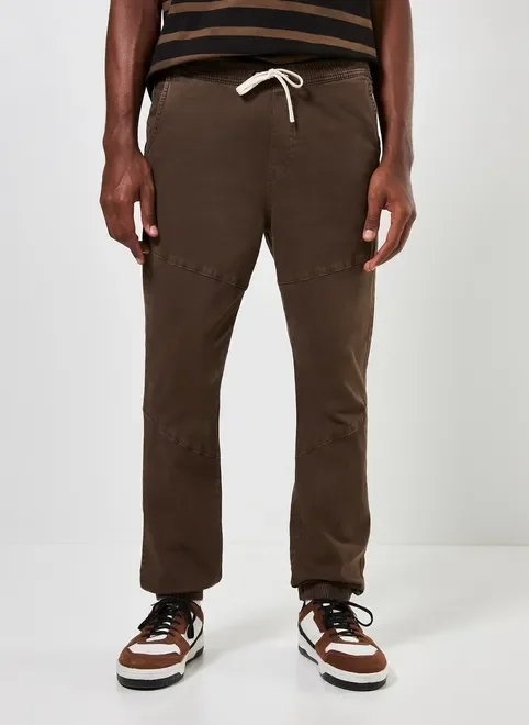 calça jogger marrom em sarja com elastano calça jogger marrom em sarja com elastano