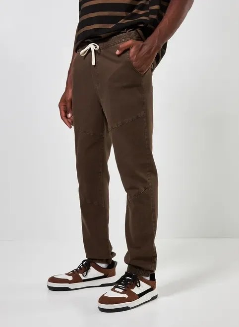 calça jogger marrom em sarja com elastano calça jogger marrom em sarja com elastano