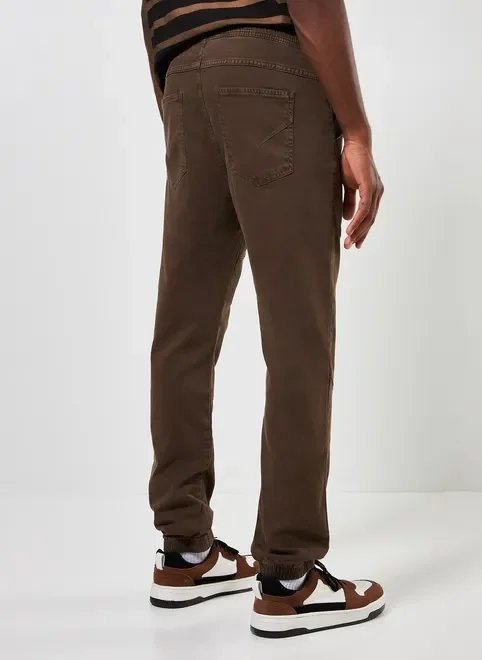 calça jogger marrom em sarja com elastano calça jogger marrom em sarja com elastano