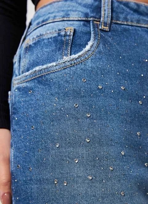 calça mom jeans com elastano e strass calça mom jeans com elastano e strass