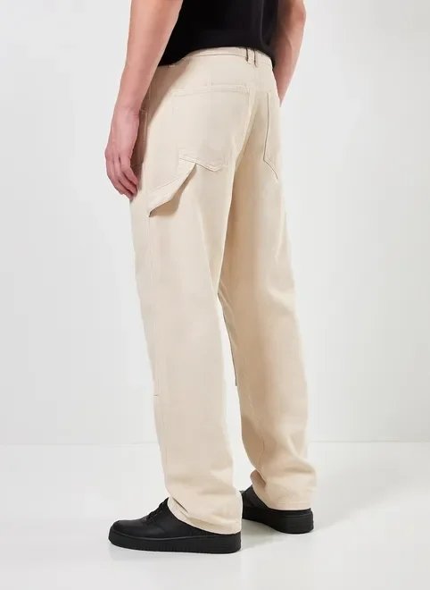 calça reta em sarja com recortes calça reta em sarja com recortes