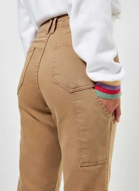 calça mom em sarja caqui calça mom em sarja caqui