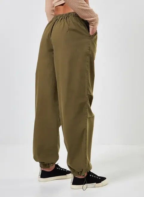 calça parachute em sarja verde militar calça parachute em sarja verde militar