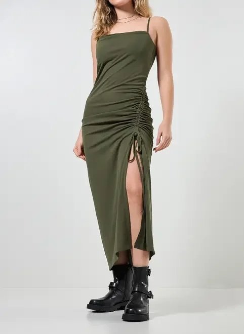 vestido midi com fenda e franzido vestido midi com fenda e franzido