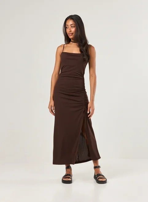 vestido midi com fenda e franzido vestido midi com fenda e franzido