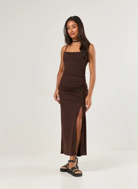 vestido midi com fenda e franzido vestido midi com fenda e franzido