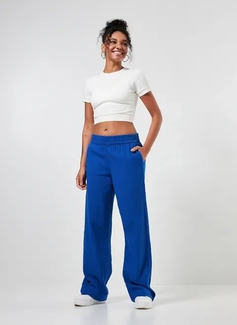 calça reta em tecido azul texturizado calça reta em tecido azul texturizado