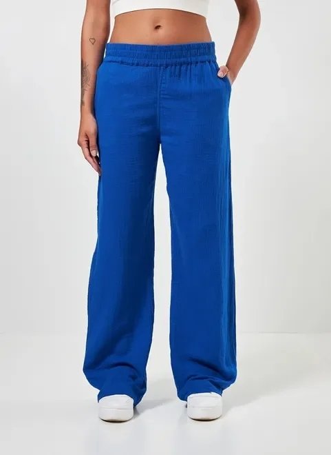 calça reta em tecido azul texturizado calça reta em tecido azul texturizado