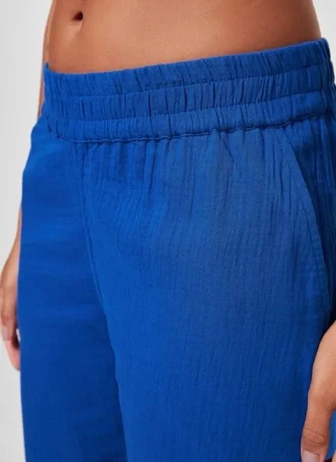 calça reta em tecido azul texturizado calça reta em tecido azul texturizado