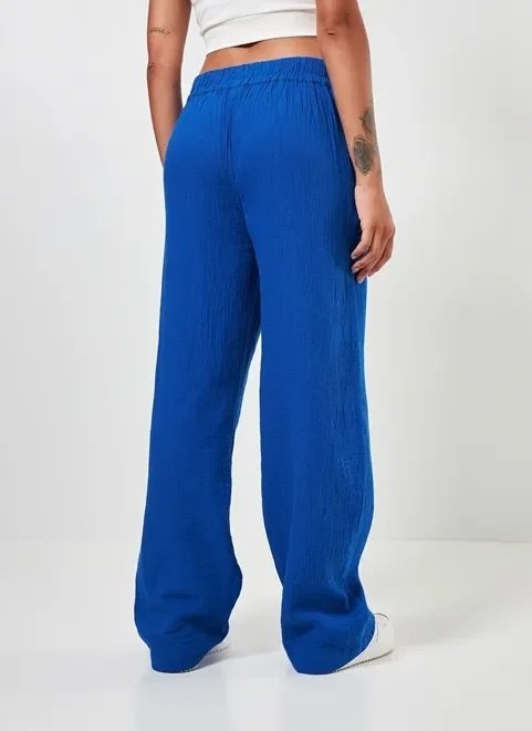 calça reta em tecido azul texturizado calça reta em tecido azul texturizado