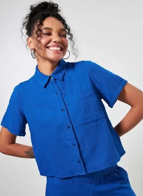 camisa cropped texturizada azul camisa cropped texturizada azul