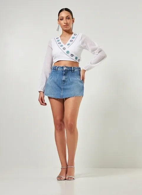 camisa cropped transpassada com bordados camisa cropped transpassada com bordados