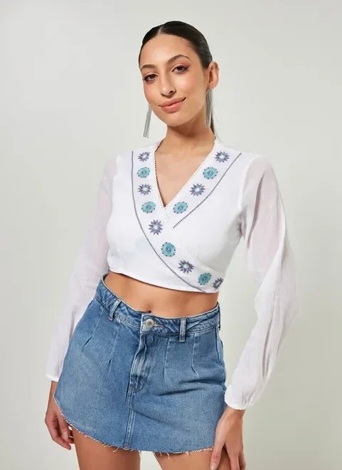 camisa cropped transpassada com bordados camisa cropped transpassada com bordados