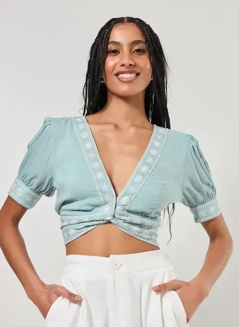 blusa cropped azul com bordados blusa cropped azul com bordados
