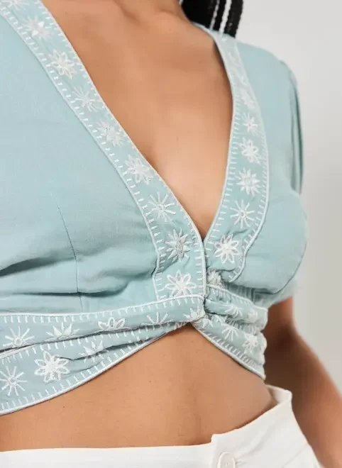 blusa cropped azul com bordados blusa cropped azul com bordados