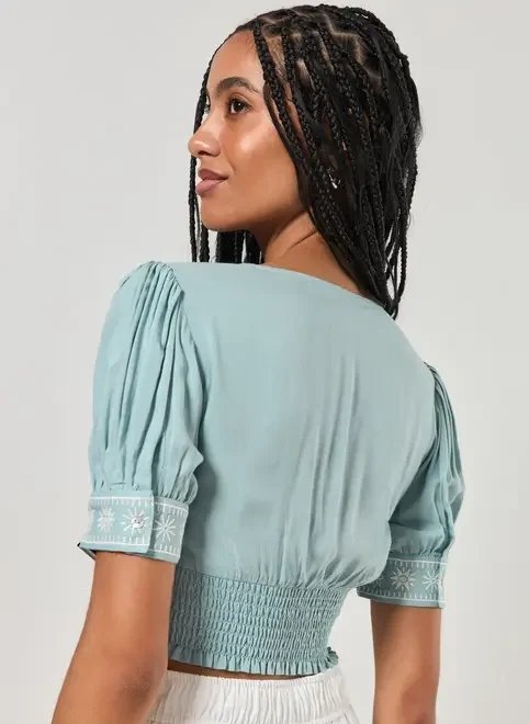 blusa cropped azul com bordados blusa cropped azul com bordados