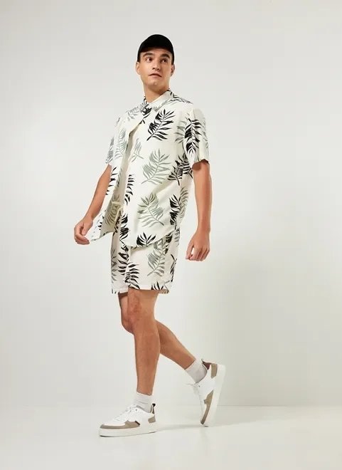 camisa manga curta com folhagens camisa manga curta com folhagens