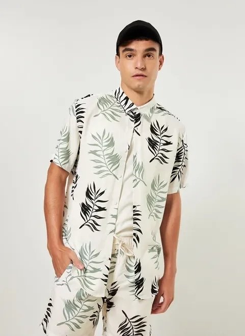 camisa manga curta com folhagens camisa manga curta com folhagens