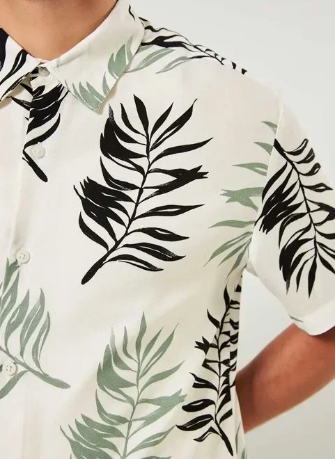 camisa manga curta com folhagens camisa manga curta com folhagens