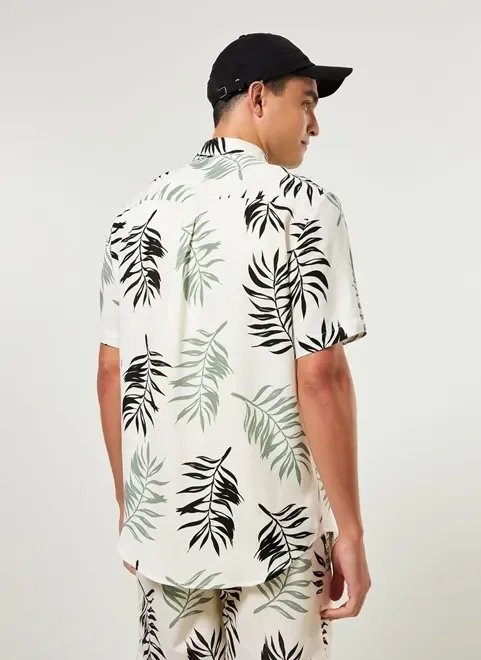 camisa manga curta com folhagens camisa manga curta com folhagens