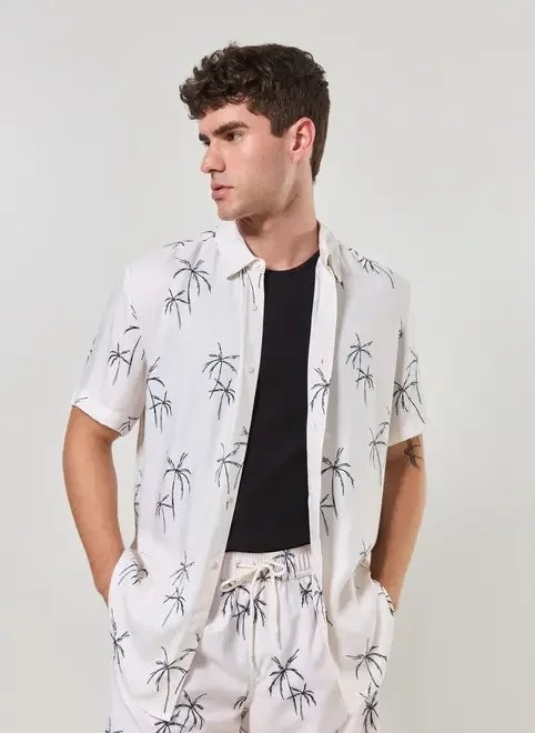 camisa off-white estampa de coqueiros camisa off-white estampa de coqueiros